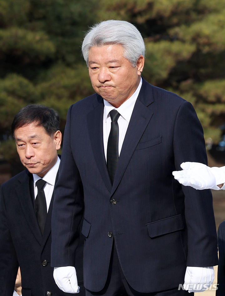 [서울=뉴시스] 홍효식 기자 = 김홍일 방송통신위원장이 29일 서울 동작구 국립서울현충원을 찾아 참배를 위해 현충탑으로 향하고 있다. 2023.12.29. yesphoto@newsis.com