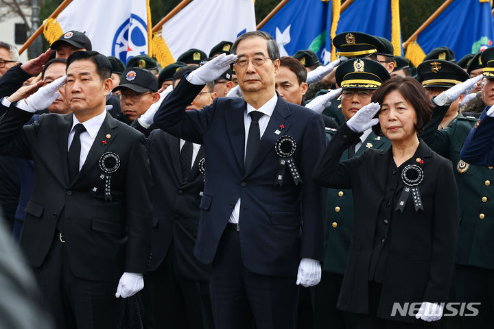[서울=뉴시스] 사진공동취재단 = 한덕수 국무총리와 신원식 국방부 장관, 강정애 국가보훈부 장관 등이 29일 서울 동작구 국립서울현충원에서 열린 6·25전사자 발굴유해 합동 봉안식에서 경례하고 있다. 2023.12.31. photo@newsis.com