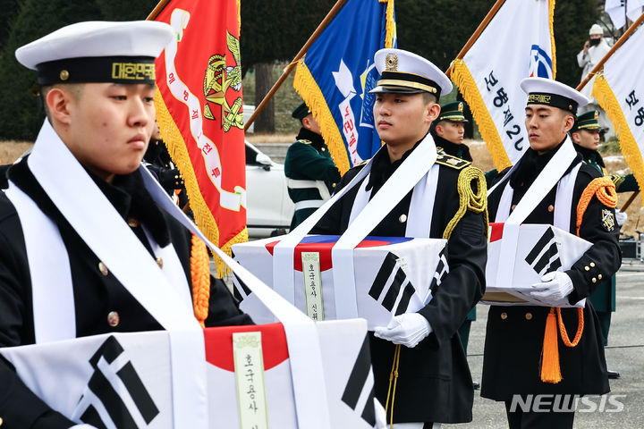 [서울=뉴시스] 사진공동취재단 = 29일 오전 서울 동작구 국립서울현충원 현충관에서 열린 6·25전사자 발굴유해 합동 봉안식에서 국군 의장대가 유해를 봉송하고 있다. 2023.12.31. photo@newsis.com