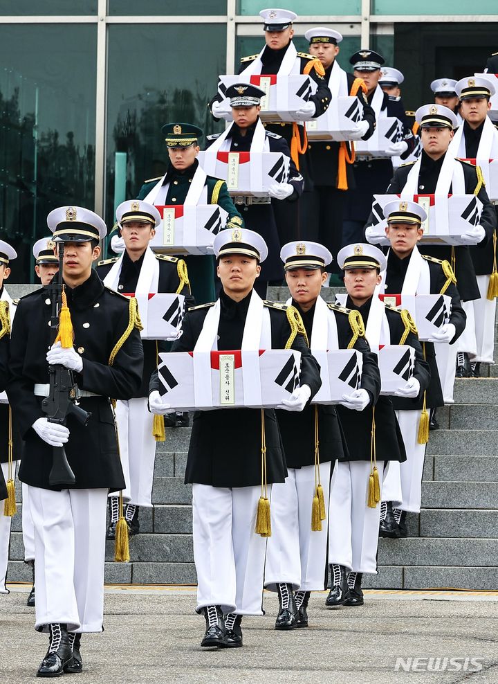 [서울=뉴시스] 사진공동취재단 = 29일 오전 서울 동작구 국립서울현충원 현충관에서 열린 6·25전사자 발굴유해 합동 봉안식에서 국군 의장대가 유해를 봉송하고 있다. 2023.12.31. photo@newsis.com