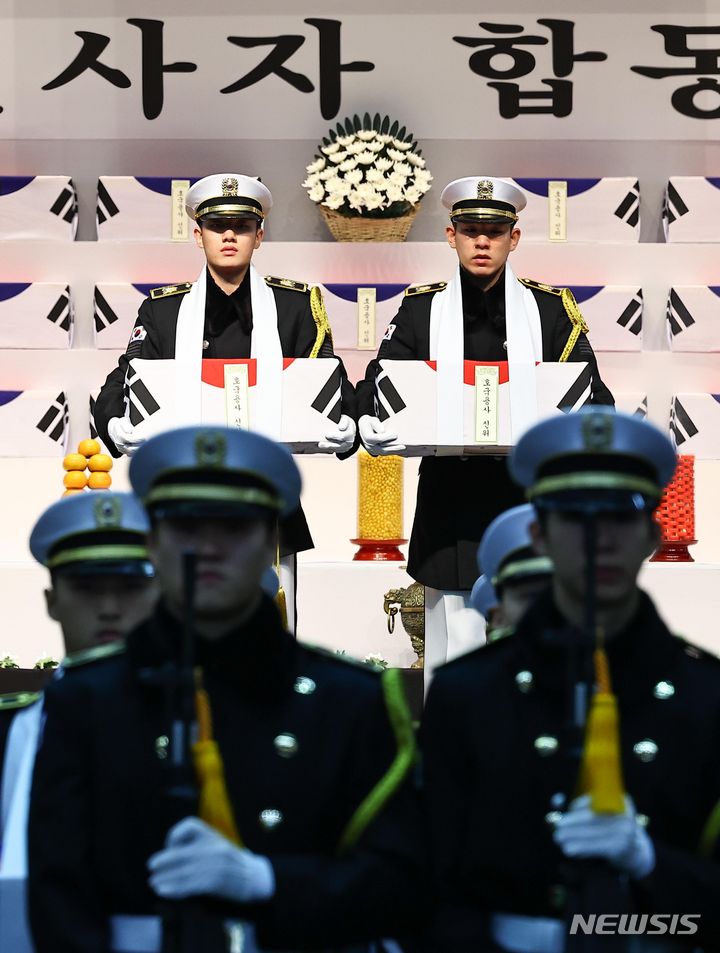[서울=뉴시스] 사진공동취재단 = 29일 오전 서울 동작구 국립서울현충원 현충관에서 열린 6·25전사자 발굴유해 합동 봉안식에서 국군 의장대가 유해를 봉송하고 있다. 2023.12.31. photo@newsis.com