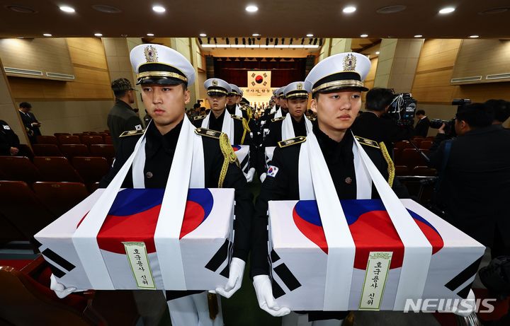 [서울=뉴시스] 사진공동취재단 = 29일 오전 서울 동작구 국립서울현충원 현충관에서 열린 6·25전사자 발굴유해 합동 봉안식에서 국군 의장대가 유해를 봉송하고 있다. 2023.12.31. photo@newsis.com