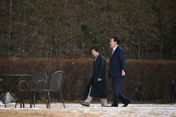 [서울=뉴시스] 윤석열 대통령이 29일 서울 한남동 관저에서 박근혜 전 대통령과 오찬을 마친 뒤 정원을 산책하고 있다. (사진=대통령실 제공) 2023.12.29. photo@newsis.com *재판매 및 DB 금지