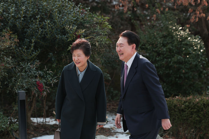 [서울=뉴시스] 윤석열 대통령이 29일 서울 한남동 관저에서 박근혜 전 대통령과 오찬을 마친 뒤 정원을 산책하고 있다. (사진=대통령실 제공) 2023.12.29. photo@newsis.com *재판매 및 DB 금지