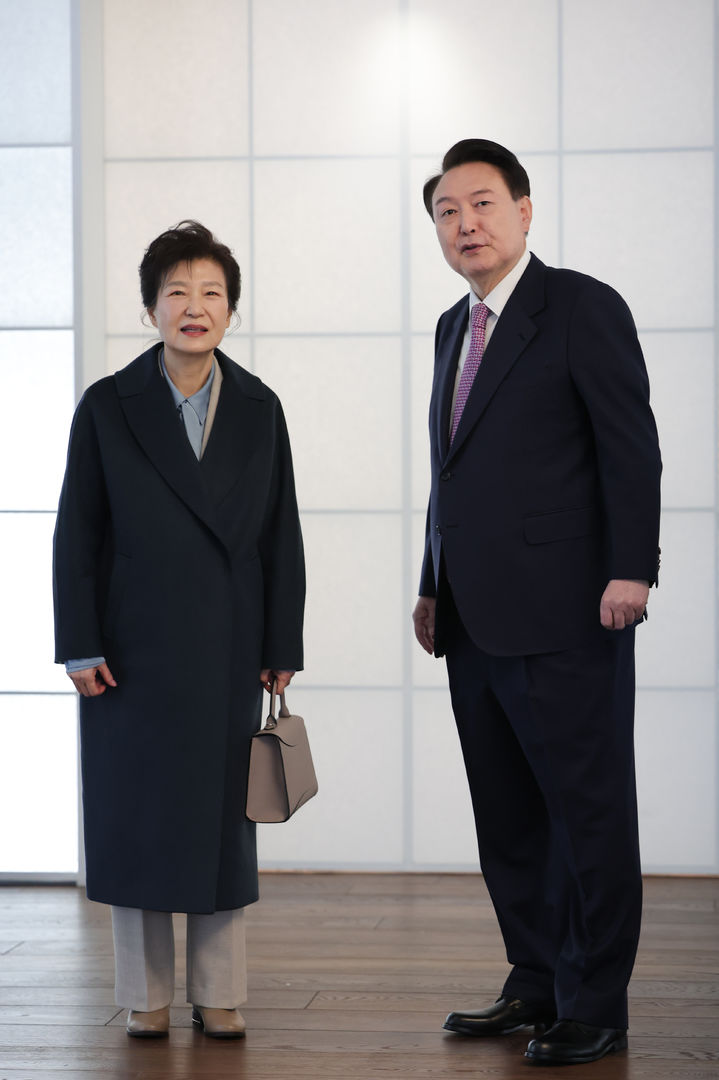 [서울=뉴시스] 윤석열 대통령이 29일 서울 한남동 관저에서 박근혜 전 대통령에게 업무동에 대한 소개를 하고 있다. (사진=대통령실 제공) 2023.12.29. photo@newsis.com *재판매 및 DB 금지