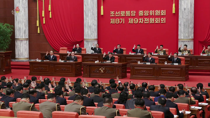 [서울=뉴시스] 김정은 국무위원장이 지난 28일 노동당 중앙위원회 전원회의 3일 차에서 경공업 발전 방안과 2024년도 예산안을 논의했다고 조선중앙TV가 29일 보도했다. (사진=조선중앙TV 캡처) 2023.12.29. photo@newsis.com *재판매 및 DB 금지