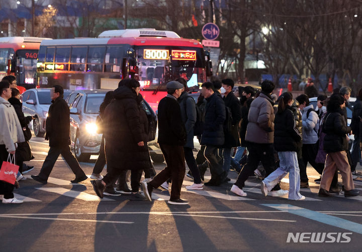 [서울=뉴시스] 고승민 기자 = 2023년 마지막 평일 직장 근무일인 지난해 12월29일 서울 광화문 사거리에서 퇴근하는 직장인 등 시민들이 발걸음을 재촉하고 있다. 2023.12.29. kkssmm99@newsis.com