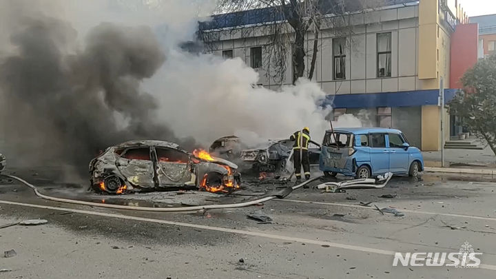 [벨고로드=AP/뉴시스]지난해 12월30일 러시아 벨고로드에서 소방관들이 우크라이나의 포격으로 불타는 차량을 진화하고 있다. 러시아 벨고로드에서 우크라이나의 미사일 공격으로 어린이 1명을 포함해 5명이 사망하고 18명이 부상했다고 비야체슬라프 글래드코프 벨고로드 주지사가 15일 밝혔다. 2024.02.14.