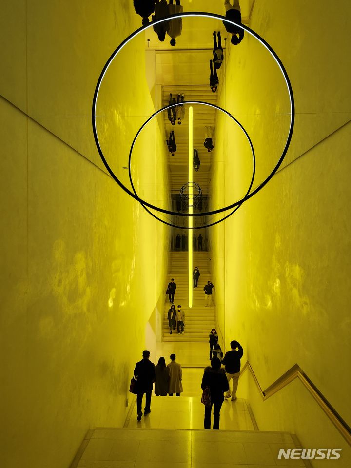 [창원=뉴시스] 2023 대한건축학회 부산·울산·경남지회 건축사진전에서 대상을 수상한 국립창원대 유진상 교수의 작품 '노랑 속에 가둔 계단'.(사진=창원대학교 제공) 2023.12.30. photo@newsis.com