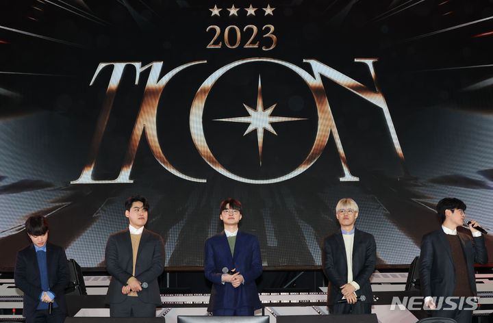 [서울=뉴시스] 최진석 기자 = T1 '케리아' 류민석(왼쪽부터), '구마유시' 이민형, '페이커' 이상혁, '오너' 문현준, '제우스' 최우제가 30일 서울 중구 동대문 DDP에서 열린 2023 T1CON에 참석해 팬들과 만나고 있다. 2023.12.30. myjs@newsis.com