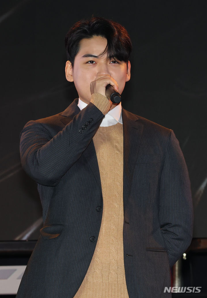 [서울=뉴시스] 최진석 기자 = T1 '구마유시' 이민형이 30일 서울 중구 동대문 DDP에서 열린 2023 T1CON에 참석해 팬들과 만나고 있다. 2023.12.30. myjs@newsis.com