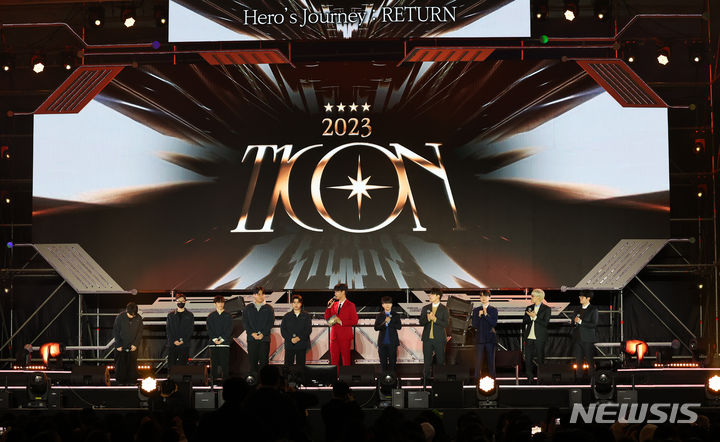 [서울=뉴시스] 최진석 기자 = T1 '케리아' 류민석(왼쪽 일곱번째부터), '구마유시' 이민형, '페이커' 이상혁, '오너' 문현준, '제우스' 최우제가 30일 서울 중구 동대문 DDP에서 열린 2023 T1CON에 참석해 발로란트 팀과 함께 팬들과 만나고 있다. 2023.12.30. myjs@newsis.com