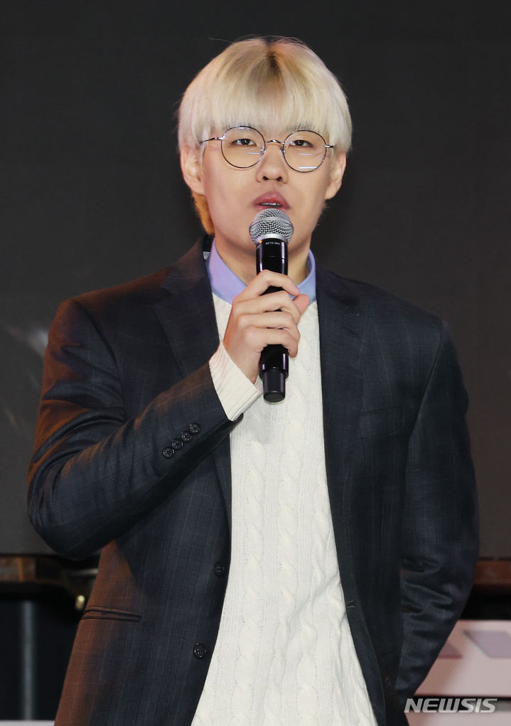 [서울=뉴시스] 최진석 기자 = T1 '오너' 문현준이 30일 서울 중구 동대문 DDP에서 열린 2023 T1CON에 참석해 팬들과 만나고 있다. 2023.12.30. myjs@newsis.com