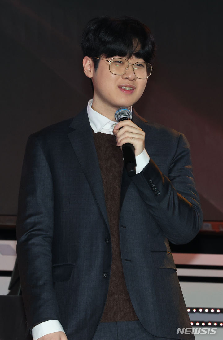 [서울=뉴시스] 최진석 기자 = T1 '제우스' 최우제가 30일 서울 중구 동대문 DDP에서 열린 2023 T1CON에 참석해 팬들과 만나고 있다. 2023.12.30. myjs@newsis.com