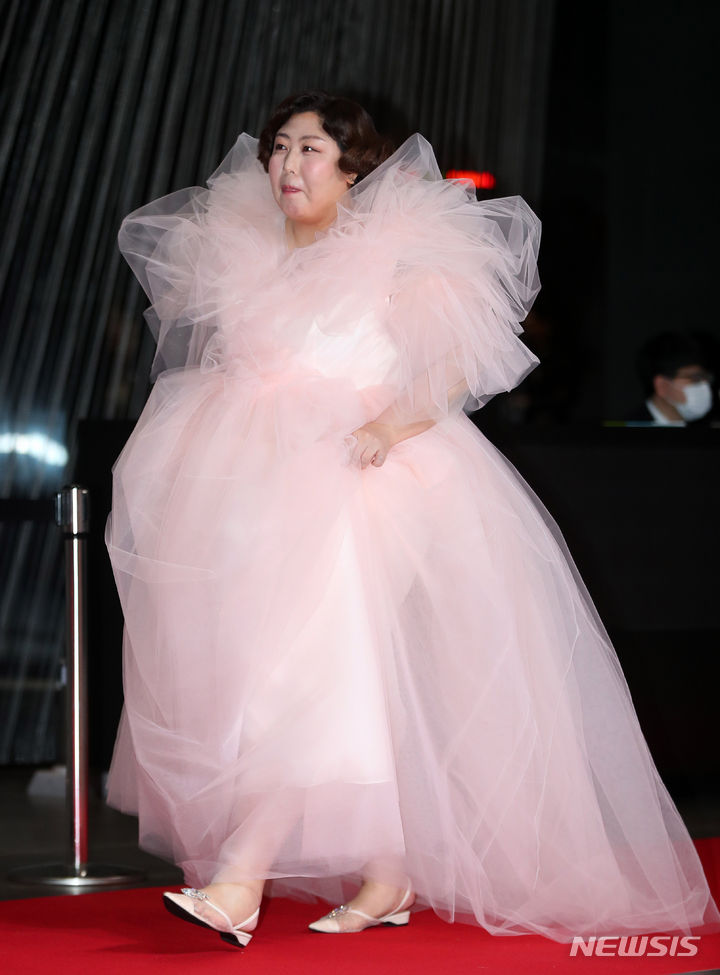 [서울=뉴시스] 김혜진 기자 = 방송인 신기루가 30일 오후 서울 마포구 상암동 프리즘타워에서 열린 2023 SBS 연예대상 시상식에서 레드카펫을 밟고 있다. 2023.12.30. jini@newsis.com