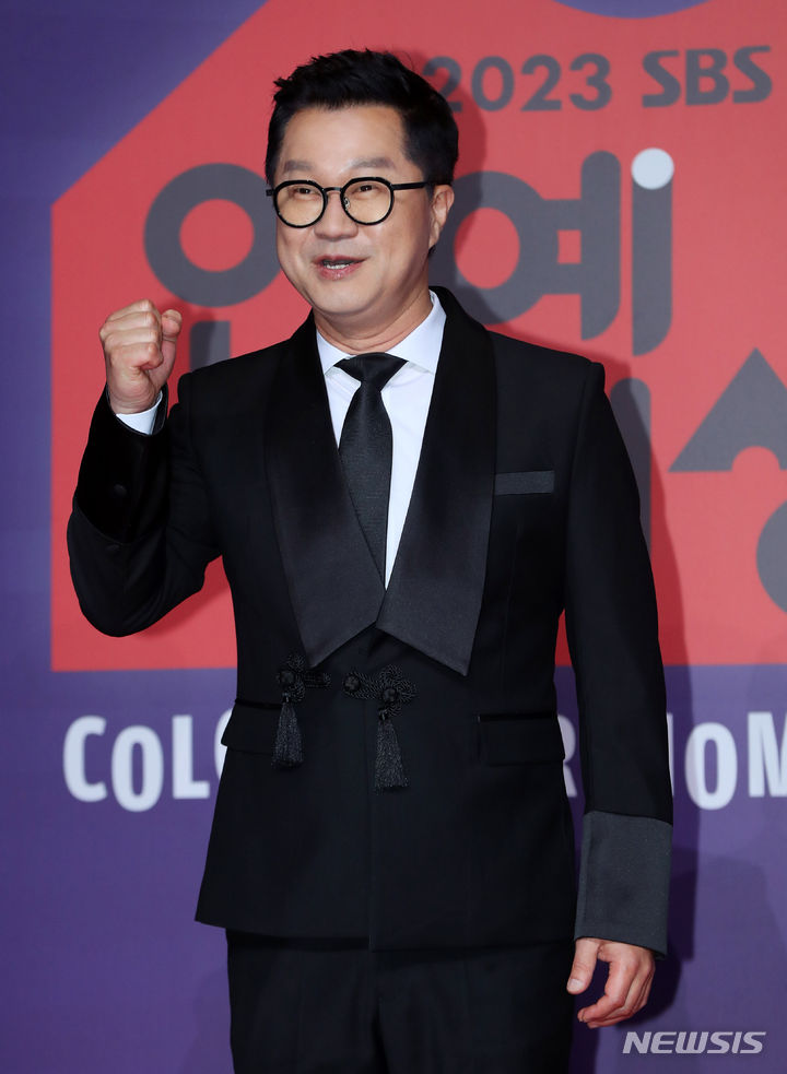 [서울=뉴시스] 김혜진 기자 = 방송인 지상렬이 30일 오후 서울 마포구 상암동 프리즘타워에서 열린 2023 SBS 연예대상 시상식에서 포즈를 취하고 있다. 2023.12.30. jini@newsis.com