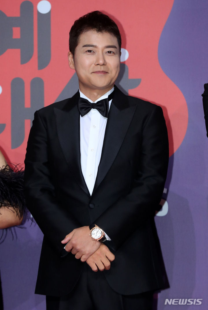 [서울=뉴시스] 김혜진 기자 = 방송인 전현무가 30일 오후 서울 마포구 상암동 프리즘타워에서 열린 2023 SBS 연예대상 시상식에서 포즈를 취하고 있다. 2023.12.30. jini@newsis.com