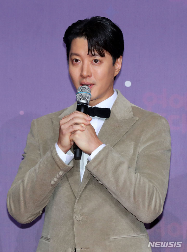 [서울=뉴시스] 김혜진 기자 = 방송인 이동건이 30일 오후 서울 마포구 상암동 프리즘타워에서 열린 2023 SBS 연예대상 시상식에서 포즈를 취하고 있다. 2023.12.30. jini@newsis.com