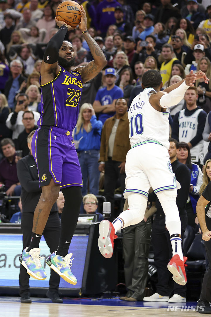[미니애폴리스=AP/뉴시스] 미국프로농구(NBA) LA 레이커스의 르브론 제임스. 2023.12.31