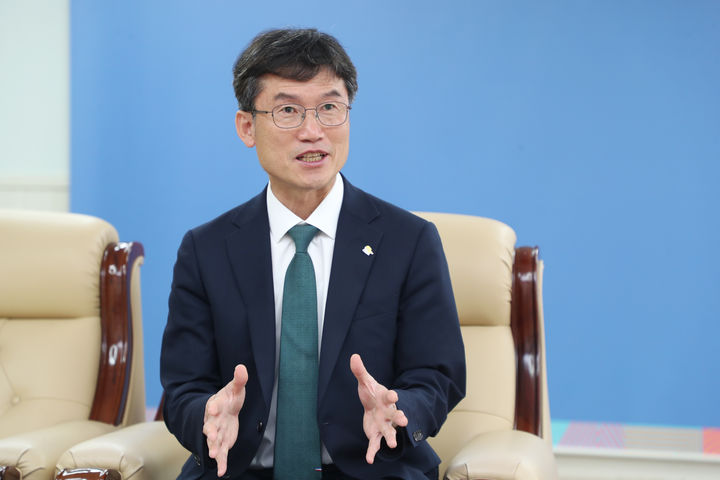 [울산=뉴시스] 구미현 기자 = 천창수 울산시교육감이 새해 울산교육 방향에 대해 설명하고 있다. 2023.12.31. (사진=울산시교육청 제공) *재판매 및 DB 금지