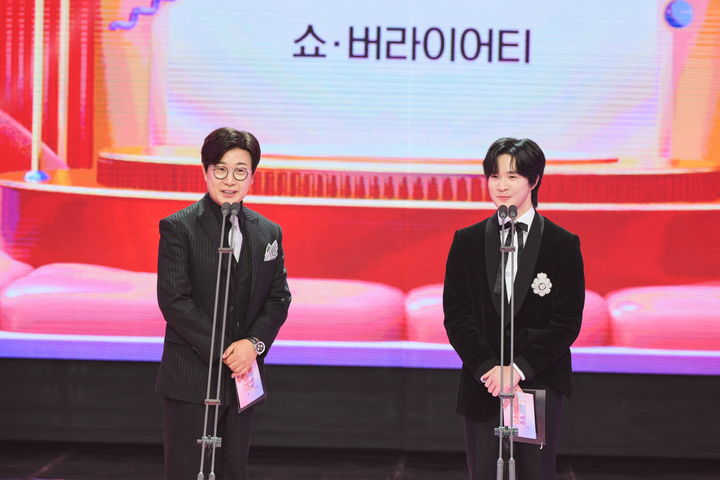 [서울=뉴시스] 방송인 김성주의 아들 김민국(오른쪽)은 '2023 MBC 연예대상'에 김성주와 함께 시상자로 나섰다. (사진=MBC 제공) 2023.12.31. photo@newsis.com *재판매 및 DB 금지