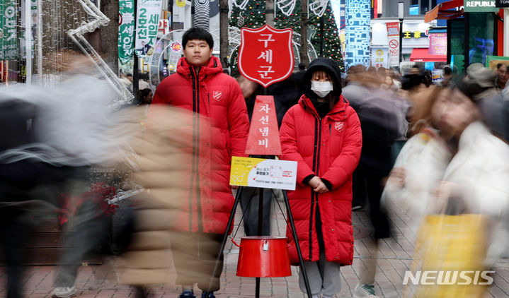 [대구=뉴시스] 이무열 기자 = 2023년 마지막 날인 31일 대구 중구 동성로에서 구세군 관계자가 자선냄비 모금 활동을 하고 있다. 2023.12.31. lmy@newsis.com