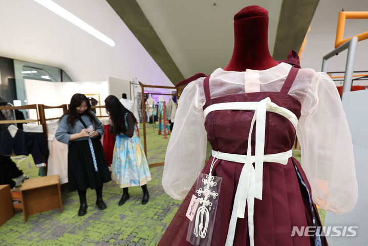 [서울=뉴시스] 권창회 기자 = 31일 오후 서울 중구 동대문디자인플라에서 열린 2023 서울콘에서 관람객들이 즐거운 시간을 보내고 있다. 2023.12.31. kch0523@newsis.com