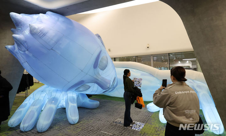 [서울=뉴시스] 권창회 기자 = 31일 오후 서울 중구 동대문디자인플라자에서 열린 2023 서울콘에서 관람객들이 즐거운 시간을 보내고 있다. 2023.12.31. kch0523@newsis.com