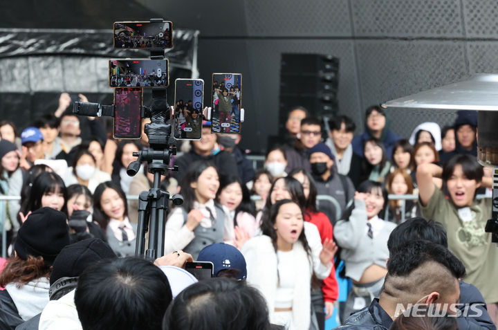 [서울=뉴시스] 권창회 기자 = 31일 오후 서울 중구 동대문디자인플라에서 열린 2023 서울콘에서 관람객들이 즐거운 시간을 보내고 있다. 2023.12.31. kch0523@newsis.com