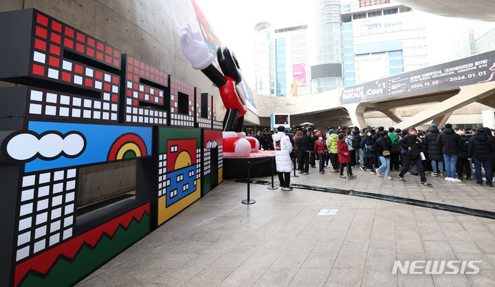 [서울=뉴시스] 권창회 기자 = 31일 오후 서울 중구 동대문디자인플라에서 열린 2023 서울콘에서 관람객들이 즐거운 시간을 보내고 있다. 2023.12.31. kch0523@newsis.com