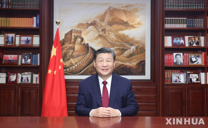 [베이징=신화/뉴시스]시진핑 중국 국가주석의 올해 신년사 영상의 배경에 바뀐 사진들이 등장했다는 점이 눈에 띈다. 사진은 지난해 12월 31일 시 주석의 2024년 신년사 영상 장면. 2024.1.2