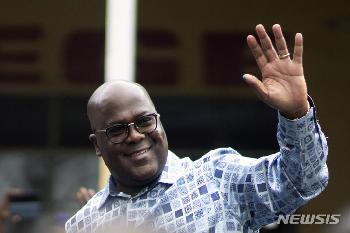 [킨샤사=AP/뉴시스] 펠릭스 치세케디 콩고민주공화국(민주콩고) 대통령이 지난달 20일(현지시간) 민주콩고 수도 킨샤사의 대선 투표소를 나오며 지지자들을 향해 손을 흔드는 모습. 2024.01.01.