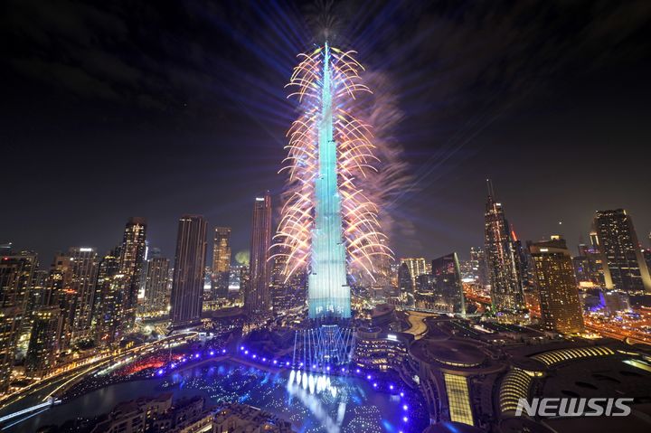 [두바이=AP/뉴시스] 1일(현지시각) 아랍에미리트(UAE) 두바이에서 새해 축하 행사가 열려 세계 최고층 건물인 부르즈 칼리파에서 축하 불꽃이 터지고 있다. 2024.01.01.