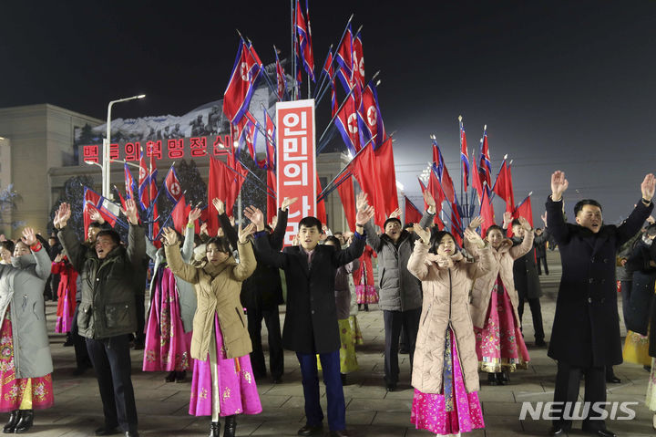 [평양=AP/뉴시스] 한국 드라마를 시청했다는 이유로 북한의 10대 청소년 2명이 12년의 노동교화형을 받는 영상을 영국 BBC가 단독 입수해 18일(현지시간) 전했다. 사진은 북한 평양에서 새해를 맞이하는 사람들의 모습. 사진은 기사와 무관. 2024.01.19.