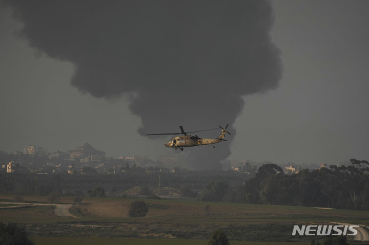 [가자지구=AP/뉴시스]남아프리카공화국(이하 남아공)이 국제사법재판소(ICJ)에 제노사이드(genocide·집단학살) 혐의로 이스라엘을 제소하자, 이스라엘은 출석해 대응할 방침을 밝혔다. 사진은 지난 1일(현지시간) 이스라엘군 헬기 한 대가 가자지구 인근 상공을 비행하고 있는 모습. 2024.01.04