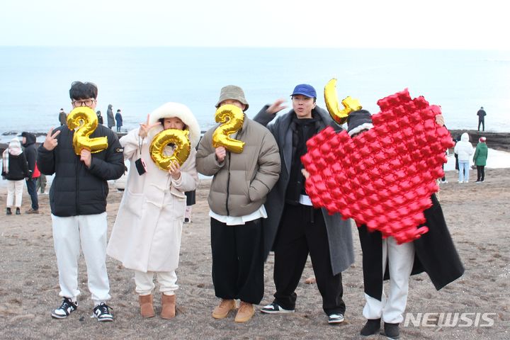 [제주=뉴시스] 양영전 기자 = '푸른 용의 해' 갑진년(甲辰年) 새해 첫날인 1일 오전 해돋이를 보기 위해 제주 서귀포시 성산읍 광치기 해변을 찾은 관광객들이 사진을 찍고 있다. 기상청에 따르면 이날 성산에선 낮은 구름대의 영향으로 해돋이를 볼 수 없었다. 2024.01.01 0jeoni@newsis.com