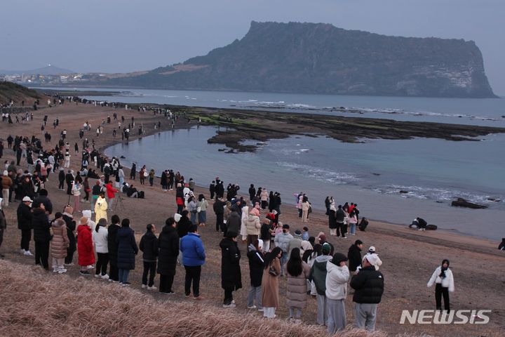 [제주=뉴시스] 양영전 기자 = '푸른 용의 해' 갑진년(甲辰年) 새해 첫날인 1일 오전 제주 서귀포시 성산읍 광치기 해변에 해돋이를 보러 온 인파가 몰려 있다. 기상청에 따르면 이날 성산에선 낮은 구름대의 영향으로 해돋이를 볼 수 없었다. 2024.01.01 0jeoni@newsis.com