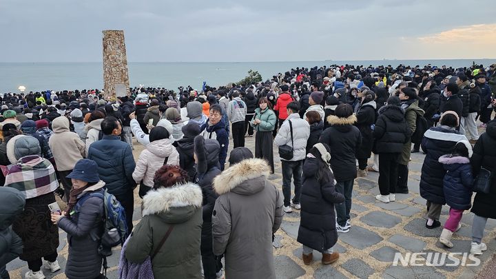 [울산=뉴시스] 배병수 기자 =1일 오전 한반도 육지에서 가장 먼저 해가 뜨는 울산시 울주군 간절곶에서 해맞이객들이 일출을 기다리고 있다. 이날 간절곶에는 구름이 깔리면서 해를 감상할 수 없었다. 2024.01.01. bbs@newsis.com 