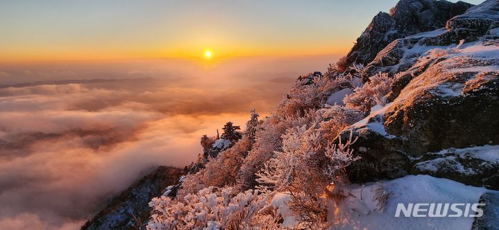 [산청=뉴시스] 서희원 기자 = 2024년 갑진년(甲辰年) 첫날인 1일 오전 7시 38분 경남 산청군 지리산 천왕봉에 시민과 관광객들이 새해 첫 일출을 감상하고 있는 가운데 상고대 사이로 갑진년 첫 해가 밝아오고 있다.&nbsp; (사진=지리산국립공원 제공). 2024. 01.01. photo@newsis.com *재판매 및 DB 금지