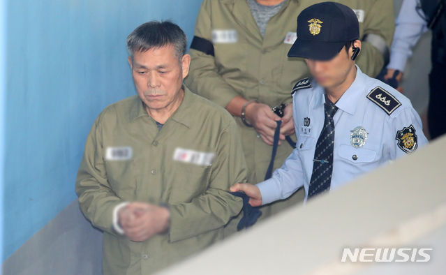 【서울=뉴시스】김선웅 기자 = 신도 성폭행 혐의로 구속 기소된 이재록 만민중앙교회 목사가 8일 오전 서울 서초구 서울중앙지법에서 열린 12차 공판에 출석하고 있다. 2018.10.08. mangusta@newsis.com *재판매 및 DB 금지