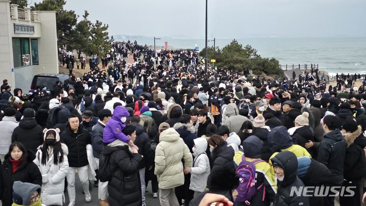 [울산=뉴시스] 배병수 기자 =1일 오전 한반도 육지에서 가장 먼저 해가 뜨는 울산시 울주군 간절곶에서 해맞이객들이 일출을 기다리고 있다. 이날 간절곶에는 구름이 깔리면서 해를 감상할 수 없었다. 2024.01.01. bbs@newsis.com 