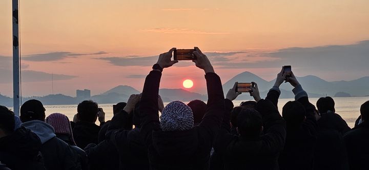 [여수=뉴시스] 김석훈 기자 = 2024년 갑진년(甲辰年) 첫 태양이 전남 여수시 소호요트경기장에 떠오르고 있다. 여수시민과 관광객, 정기명 여수시장이 일출을 보며 새해 소망을 빌고 있다. (사진=여수시 제공) 2024.01.01. photo@newsis.com *재판매 및 DB 금지