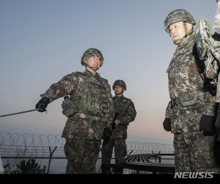  지상작전사령관 손식 대장이 1일 육군 17사단 해안경계부대를 점검하고 상황을 보고받고 있다. 지상작전사령부 제공