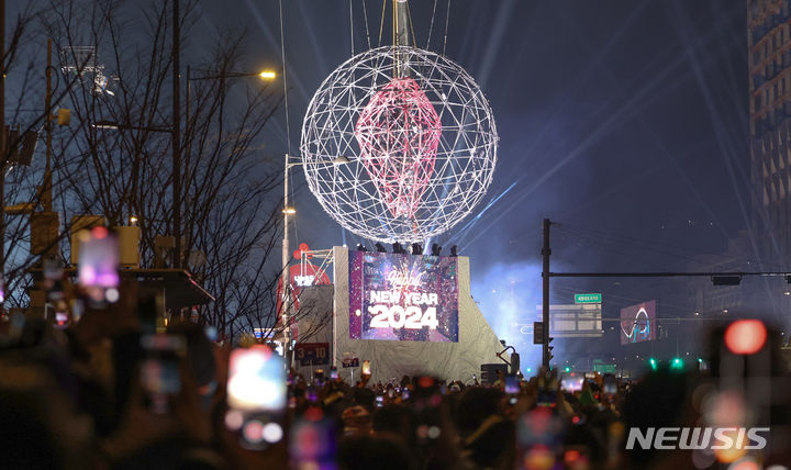 [서울=뉴시스] 김선웅 기자 = 2024년 새해 첫 날인 1일 서울 종로구 세종대로에서 열린 새해맞이 행사에서 '자정의 태양'이 불을 밝히고 있다. 2024.01.01. mangusta@newsis.com