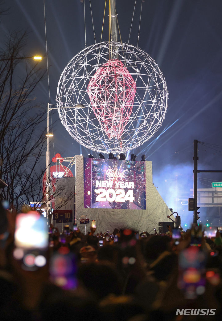 [서울=뉴시스] 김선웅 기자 = 2024년 새해 첫 날인 1일 서울 종로구 세종대로에서 열린 새해맞이 행사에서 '자정의 태양'이 불을 밝히고 있다. 2024.01.01. mangusta@newsis.com