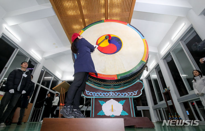 [제주=뉴시스] 우장호 기자 = 갑진년 2024년 '청용의 해'가 시작된 1일 오전 제주시청 한얼의집을 찾은 시민들이 무사안녕과 새해 소원을 기원하는 제야의 '용고(龍鼓)타고' 행사에 참석해 힘차게 용고를 치고 있다. 2024.01.01. woo1223@newsis.com