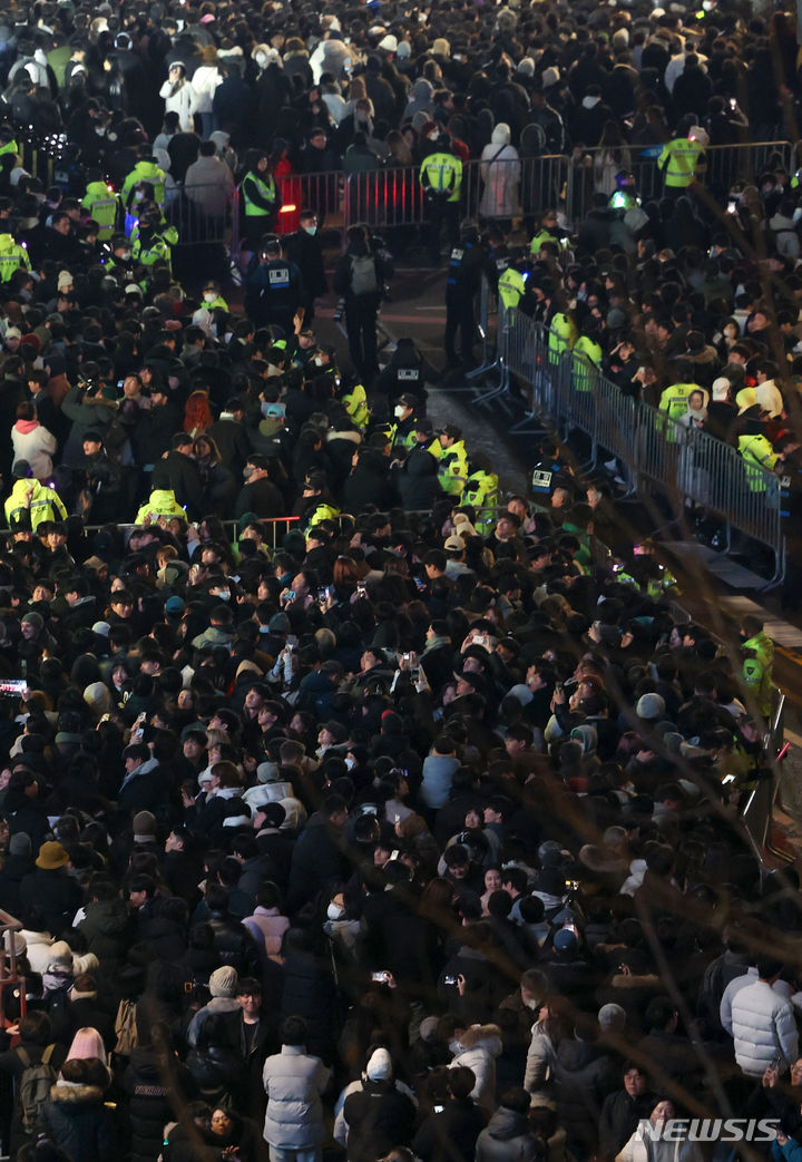 [서울=뉴시스] 김선웅 기자 = 2024년 새해 첫 날인 1일 서울 종로구 세종대로에서 시민들이 새해를 맞고 있다. 2024.01.01. mangusta@newsis.com