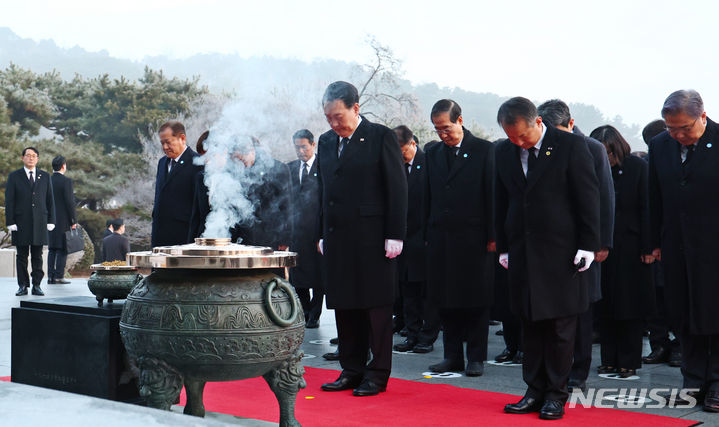 [서울=뉴시스] 전신 기자 = 윤석열 대통령이 갑진년 새해 첫날인 1일 서울 동작구 국립서울현충원을 찾아 현충탑에서 참배하고 있다. 2024.01.01. photo1006@newsis.com