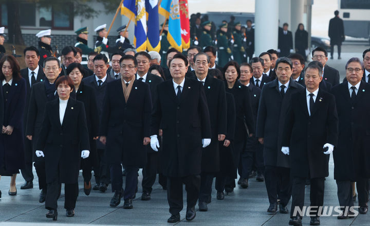 [서울=뉴시스] 전신 기자 = 윤석열 대통령이 갑진년 새해 첫날인 1일 서울 동작구 국립서울현충원을 찾아 참배를 위해 현충탑으로 향하고 있다. 2024.01.01. photo1006@newsis.com
