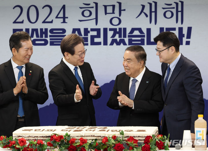 [서울=뉴시스] 추상철 기자 = 이재명 더불어민주당 대표가 1일 오전 서울 여의도 더불어민주당사에서 열린 신년인사회에서 문희상 상임고문과 대화하고 있다. 2024.01.01. scchoo@newsis.com